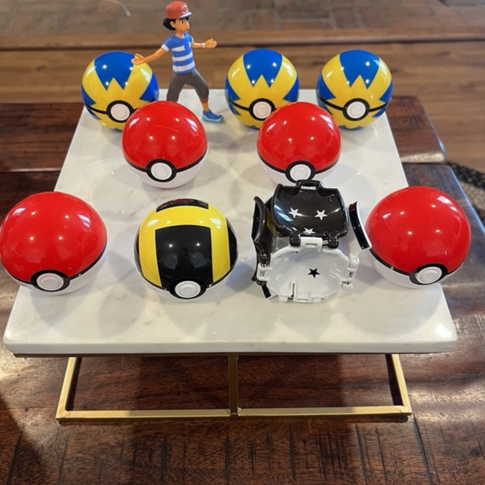 Pokémon Assorted 8 Eight, Ash Ketchum Figurine &‎ Throw And Pop Pokeball